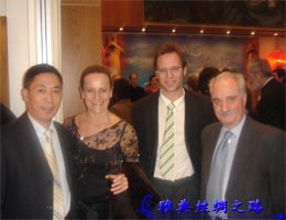 希腊旅游协会会长-雅尼斯与兰孝程总经理在大使馆欢迎奥运会点圣火的晚宴上