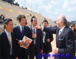 希腊籍国际奥组委副主席-兰比斯•尼科拉奥与中国奥运会点圣火助威团交谈