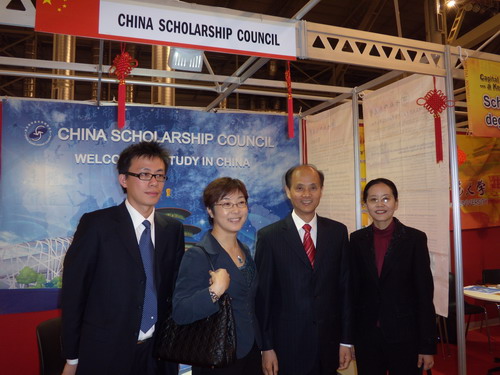 国家留学基金委副秘书长杨新育(左二)